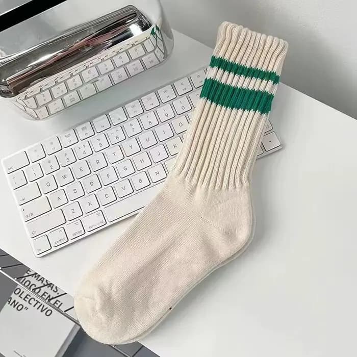 1 paire de chaussettes tricotées à rayures épaisses