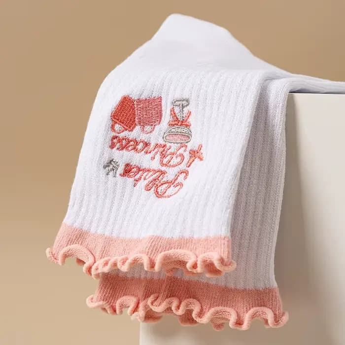 Chaussettes de yoga pour femmes de la série rose avec plis et broderie en forme de nœud