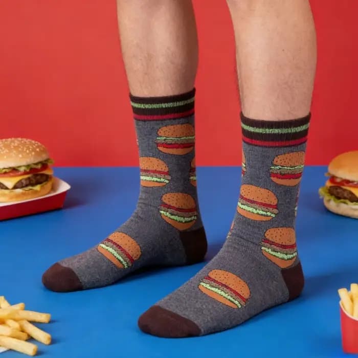 1 paire de chaussettes mi-mollet avec motif burger