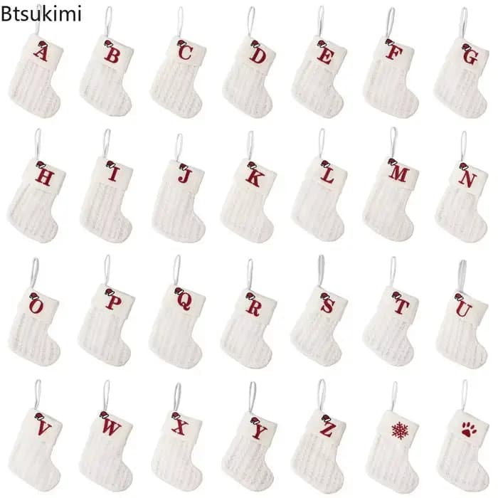 Chaussettes tricotées brodées de lettres de noël