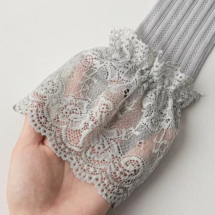 Nouvelles chaussettes longues en dentelle gris-blanc pour femme