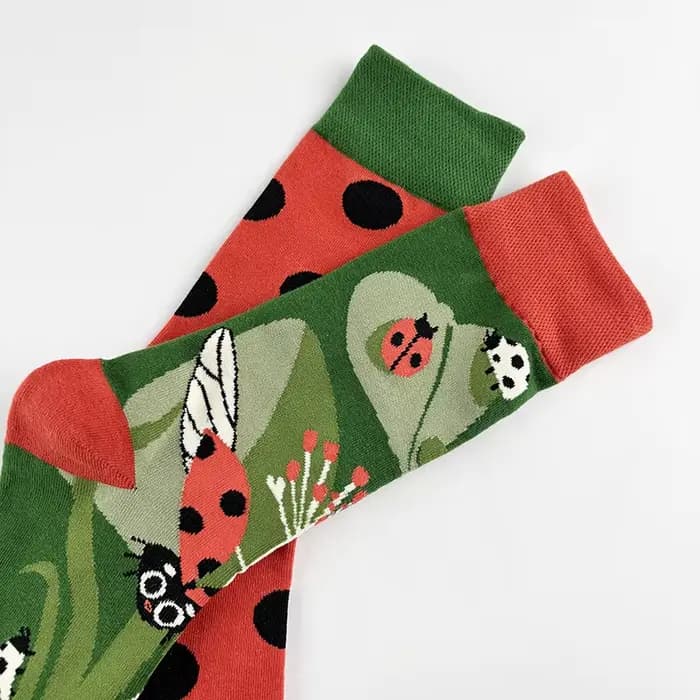 1 paire de chaussettes asymétriques mi-mollet coccinelle jardin-chaussettes de couleur contrastée imprimées d'insectes mignonnes