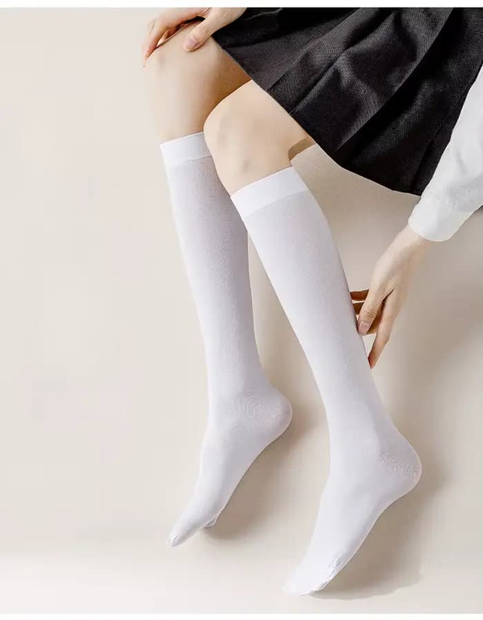 Chaussettes longues noires et blanches pour femmes