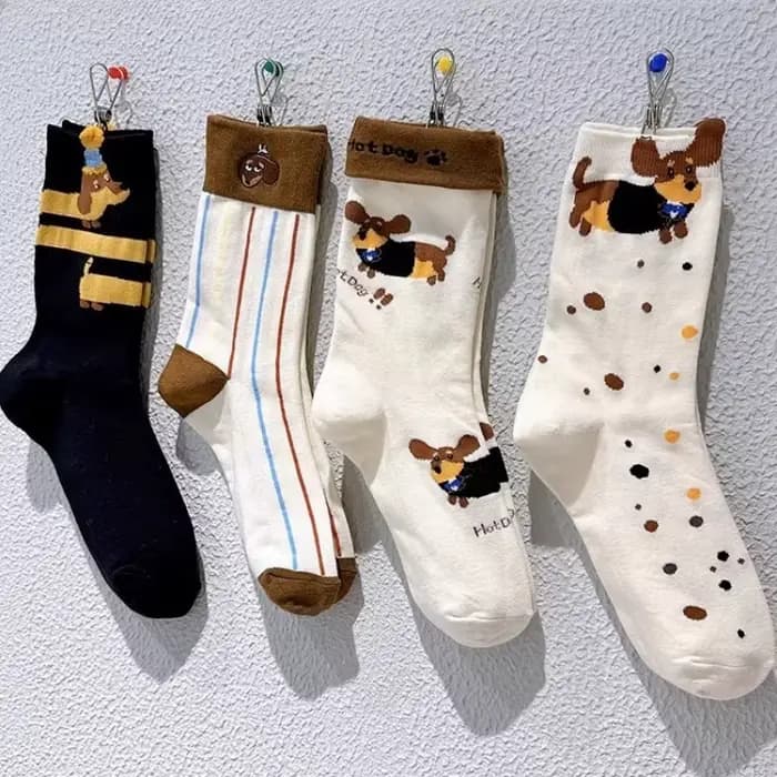 Chaussettes mi-mollet amusantes à motif de teckel de dessin animé