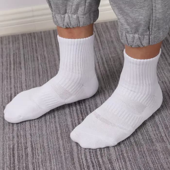Les chaussettes épaisses pour hommes sont un fond polyvalent de la serviette d'étudiant est un tube en coton de couleur unie mi-long pour l'automne et l'hiver