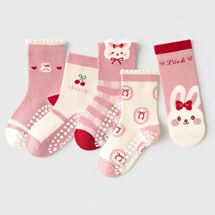 Lot de 5 chaussettes de sol pour enfants avec nœud rose et motif lapin, chaussettes d'intérieur antidérapantes à semelle souple pour filles, bébés et tout-petits, avec motifs de cerises et de lettres,