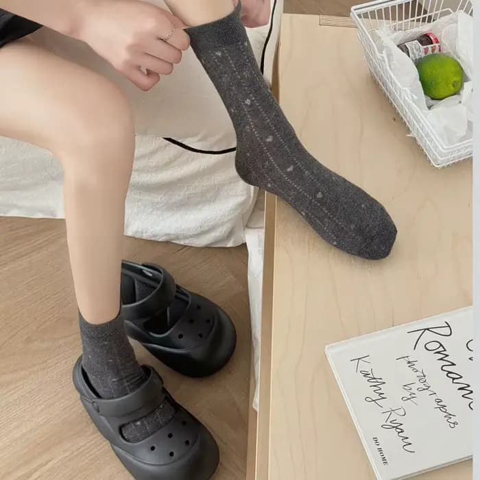 Chaussettes pour femmes en soie glacée, fines, en maille, mi-mollet, douces, respirantes, couleur unie blanche, simples, tendance, amusantes, pour le printemps et l'été