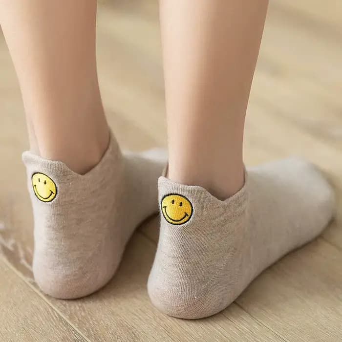 4 paires Lot coton femmes chaussettes brodé solide Kawaii couleur mignon pantoufle été cheville drôle dessin animé décontracté grand sourire ensemble heureux