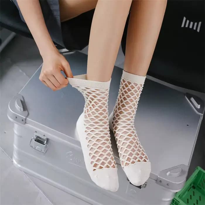 Chaussettes monochromes en résille pour femmes