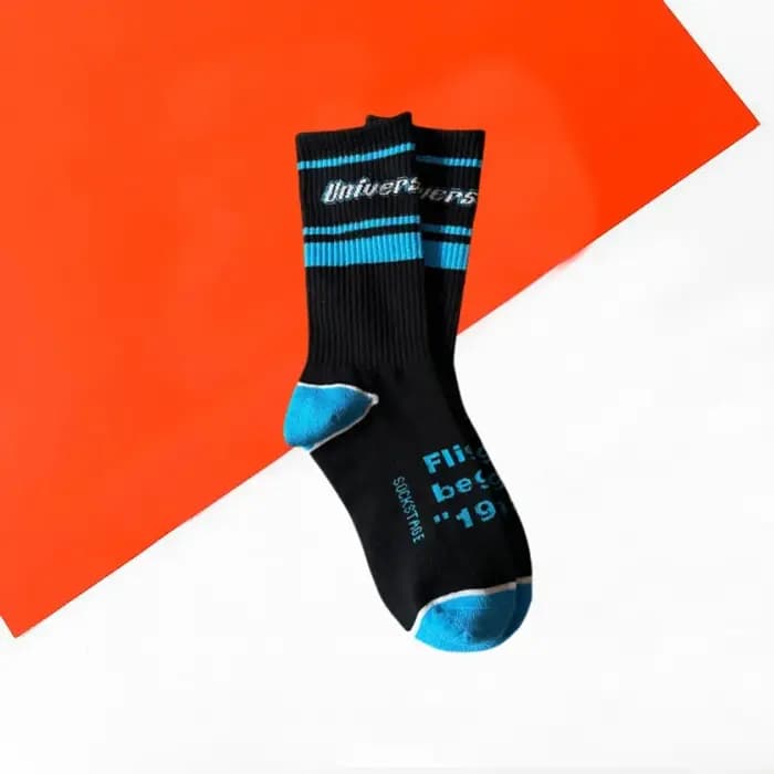 Chaussettes de skateboard de rue pour hommes en noir et rouge