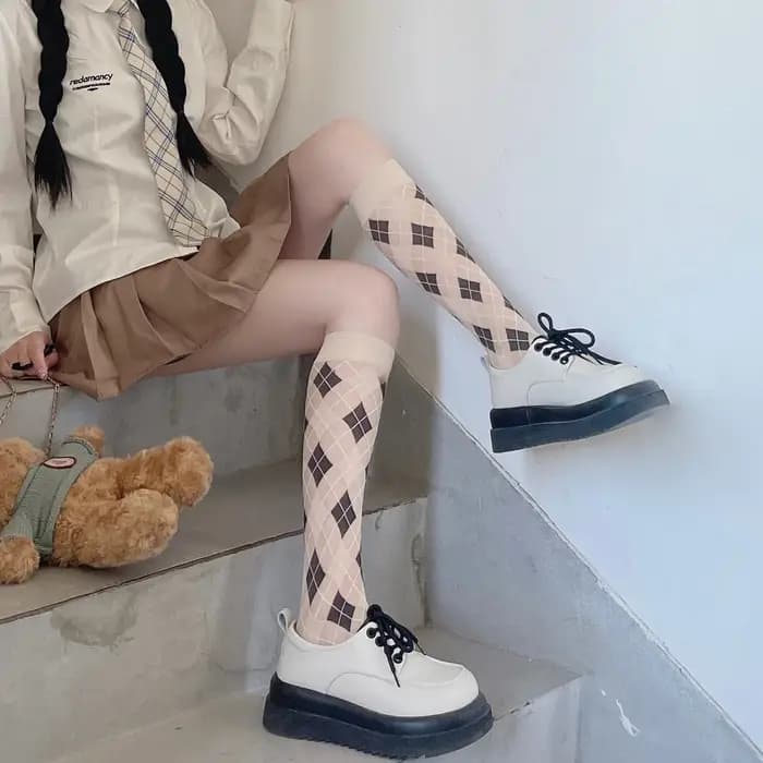 Chaussettes longues noires à carreaux pour femmes