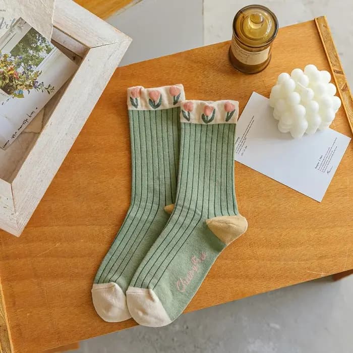 Chaussettes pour femmes Printemps-Été Nouveauté Chaussettes mi-mollet Chaussettes amusantes Légères Respirantes Tendance Mode Couleur Unie Coton Vente en Gros