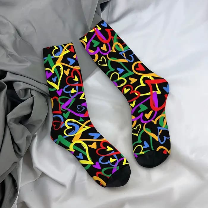 Chaussettes mi-mollet pour hommes à motif cœur graffiti sur le thème de l'arc-en-ciel pour un look vibrant et accrocheur pour les soirées de rue