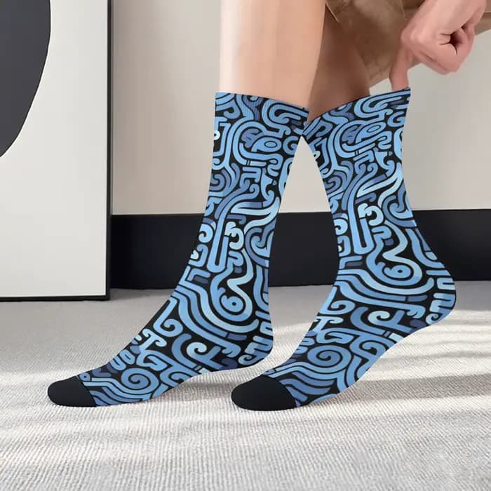 Chaussettes mi-mollet à lignes abstraites bleues et noires, style psychédélique Deep Sea, chaussettes tendance, confortables et respirantes pour les promenades sur la plage