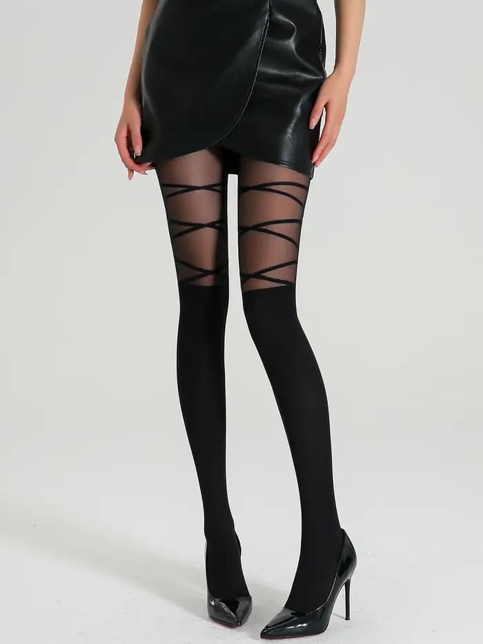Une paire de collants rayés élégants pour femmes avec sangle de cuisse