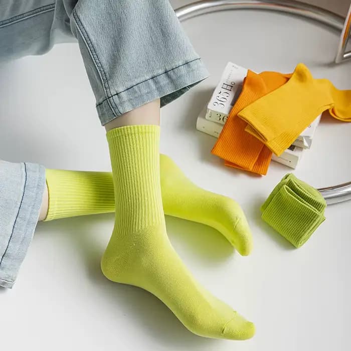 Mode femmes été chaussettes de danse hommes blanc noir rouge respirant doux coton chaussettes filles mi Tube coréen coloré unisexe chaussettes