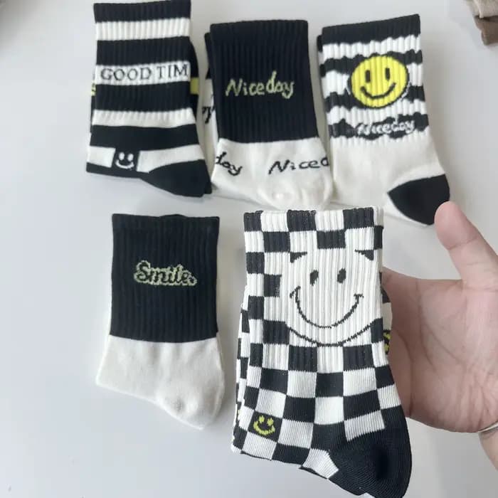 5 paires de chaussettes souriantes noires et blanches pour hommes et femmes