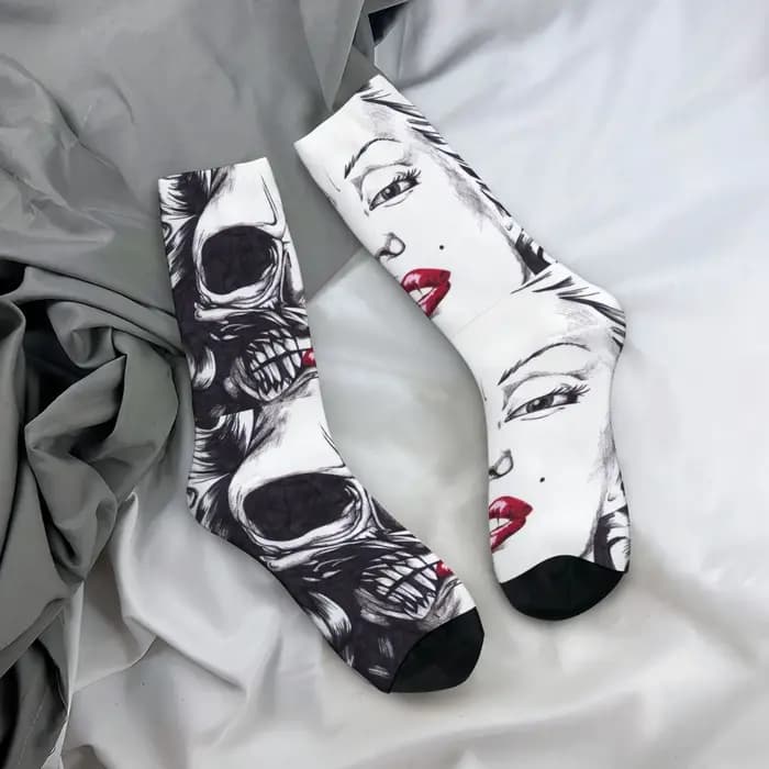 Chaussettes pour hommes style gothique avec motifs de crânes et patchwork, chaussettes tendance et rébellions, style streetwear, confortables et douces pour la peau, cadeau