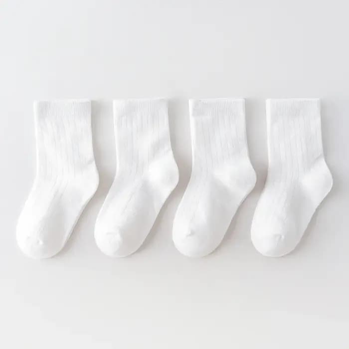 Quatre paires de chaussettes pour enfants pour le printemps et l'automne