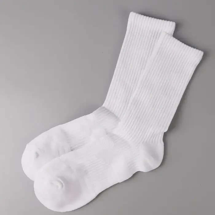 Les chaussettes épaisses pour hommes sont un fond polyvalent de la serviette d'étudiant est un tube en coton de couleur unie mi-long pour l'automne et l'hiver