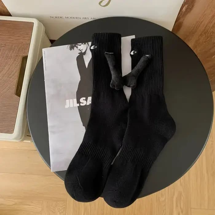 1 Paire de Chaussettes de Couple Club Célébrité Tendance Amusantes Créatives à Attraction Magnétique Mains Noires et