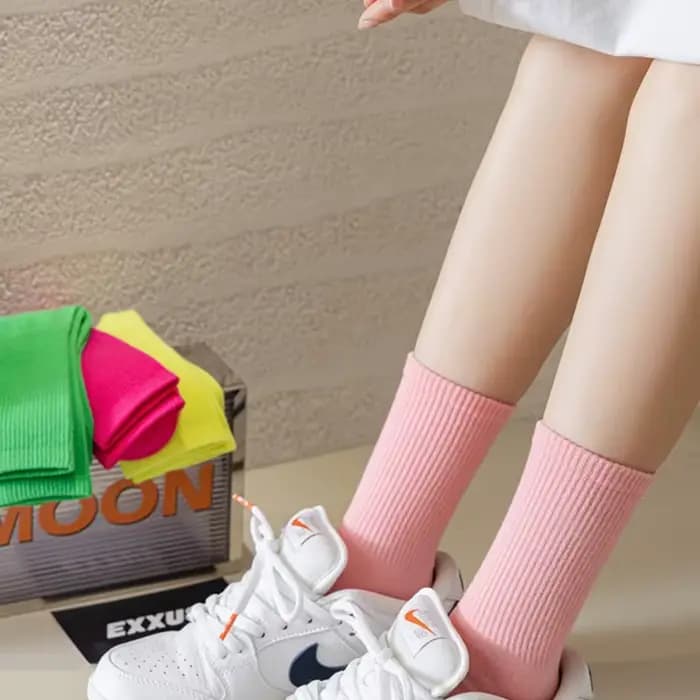 Chaussettes colorées pour femmes, tendance sportive, style dopamine, respirantes, en coton, simples, mignonnes, polyvalentes, couleur unie