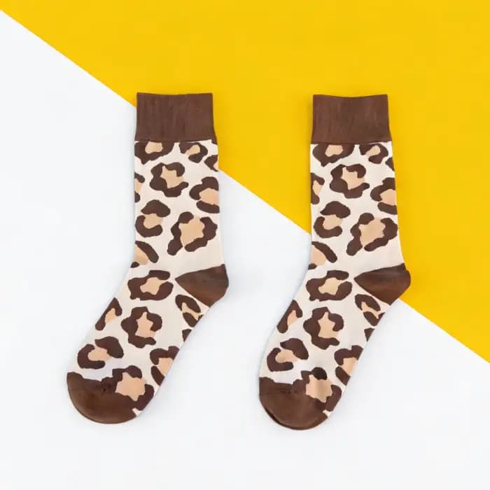 1 paire de chaussettes mi-mollet avec motif léopard rétro