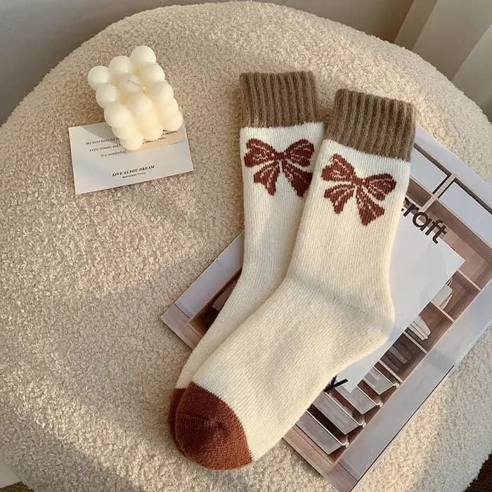 Chaussettes pour femmes mi-mollet, nouvelle collection automne-hiver, épaisses, chaudes, en coton et velours, avec motifs boucles, nœuds et rayures, résistantes au froid et au gel.