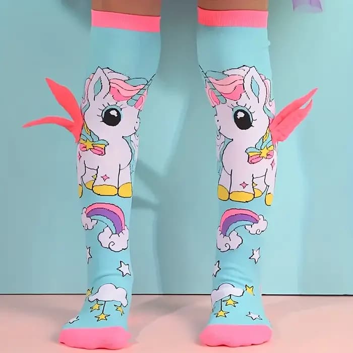 Une paire de chaussettes licorne avec ailes roses pour les dessins animés pour enfants