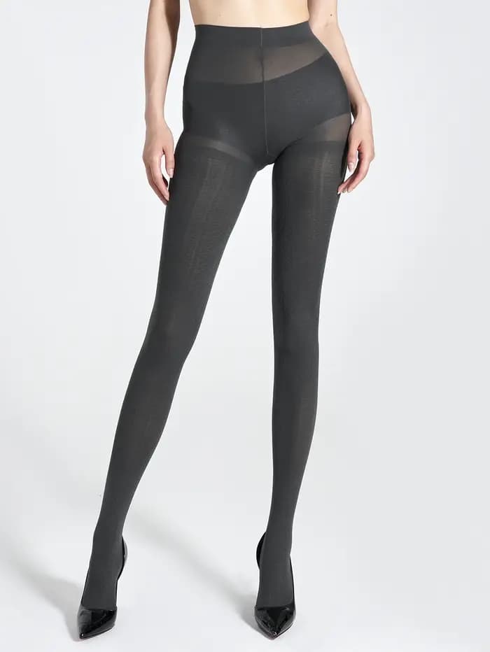 Une paire de collants en forme de coeur à rayures verticales à la mode