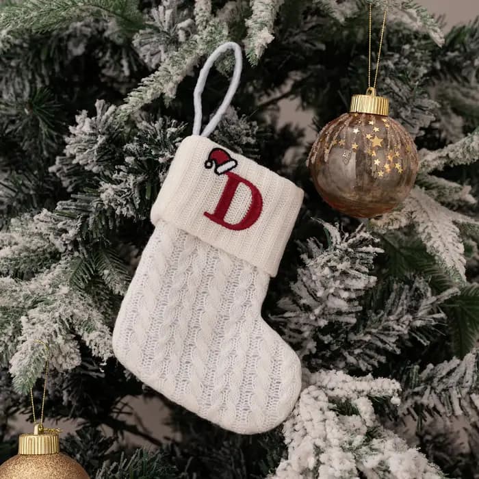 Chaussettes tricotées brodées de lettres de noël