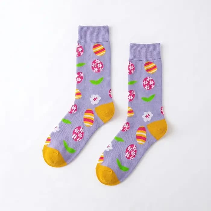 1 paire de chaussettes unisexes avec fond violet clair, motifs œufs de Pâques et floraux, talon et bout contrastés jaunes, polyester, respirantes, amusantes, chaussettes mi-mollet, adaptées à un usage