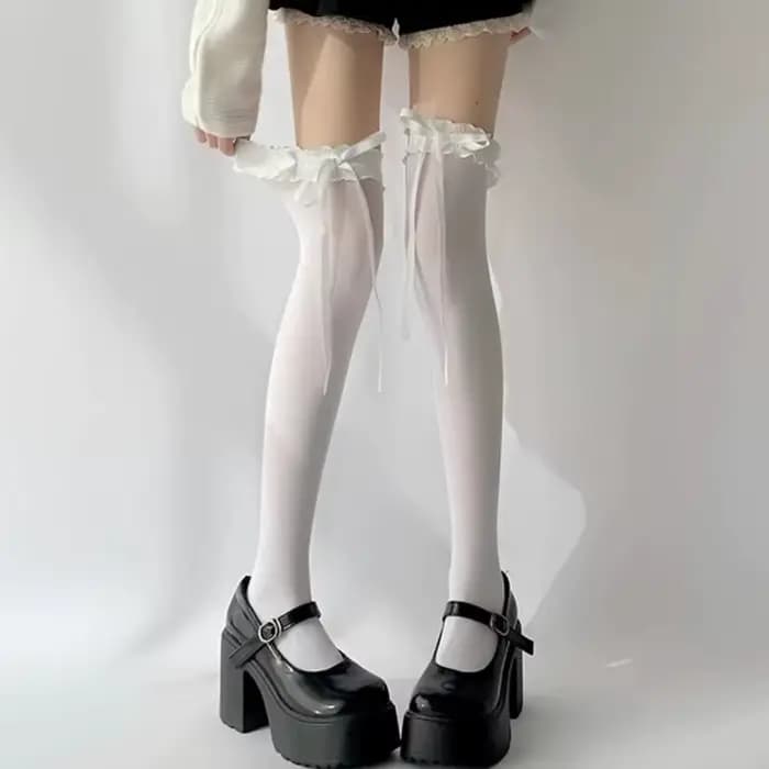 Chaussettes longues blanches fines et transparentes en dentelle à volants pour femmes