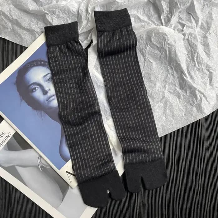Haute qualité confortable été Ultra-mince bout fendu femme coton chaussettes doré soie rayure deux orteils japonais Harajuku Tabi Sox