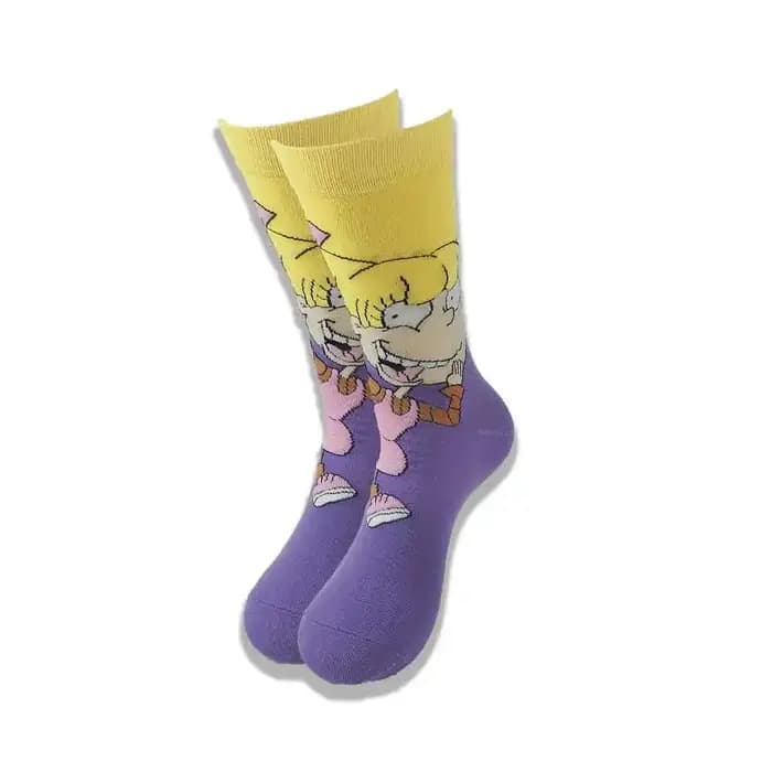Production avancée de chaussettes pour hommes avec des motifs mignons nouvellement conçus.