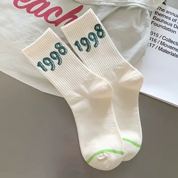 5 paires de chaussettes de sport pour femmes en automne hiver avec lettres rayées absorbant la sueur anti-odeur rétro
