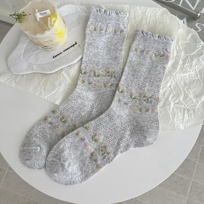 Chaussettes pour femmes, nouvelle mode, chaussettes longues en coton fin à fleurs mignonnes, chaussettes respirantes en maille pour le printemps et l'été, style coréen, chaussettes mi-hautes pour femm