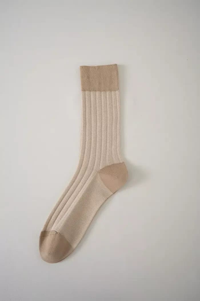 Les chaussettes tricotées confortables à la mode pour hommes et femmes sont douces et respirantes, adaptées aux vêtements décontractés au printemps et en automne