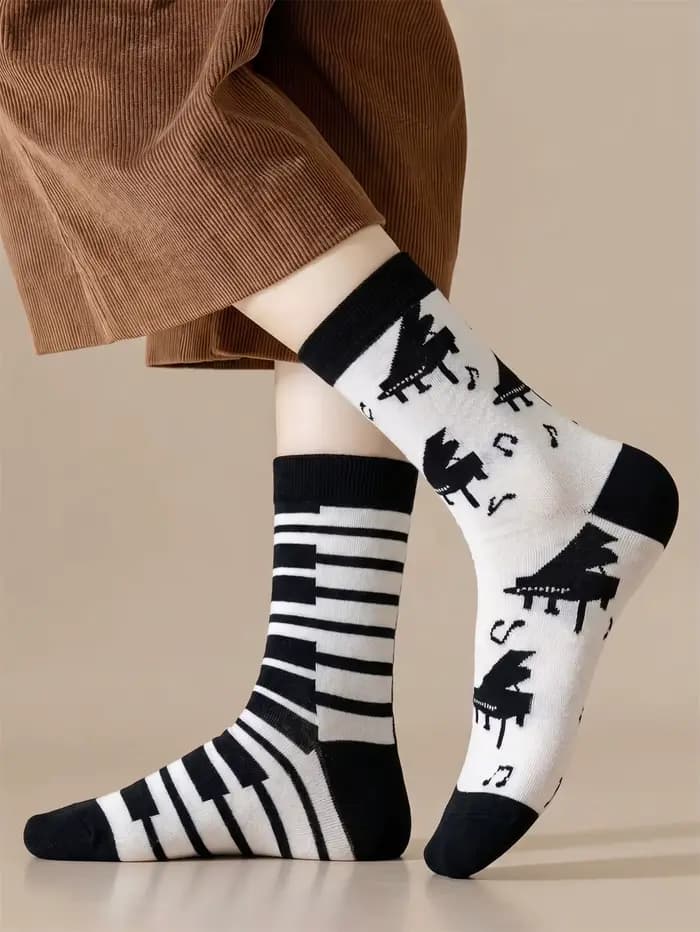 Chaussettes en coton amusantes à rayures contrastées pour hommes, motif piano, noir et blanc, cadeau original pour les amateurs de musique, streetwear