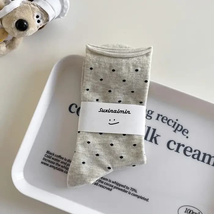 Chaussettes fines vintage crème à bords bouclés pour femmes