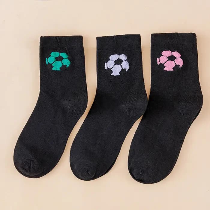 3 paires de chaussettes fantaisie amusantes et colorées à imprimé football pour femmes, chaussettes mi-mollet en coton doux et confortable, noires, décontractées