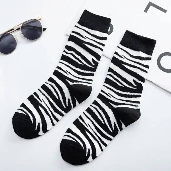 Chaussettes noires et blanches pour femmes, marque Ins Tide, chaussettes japonaises mignonnes avec Illustration de dessin animé, tête humaine, chaussettes de Skateboard